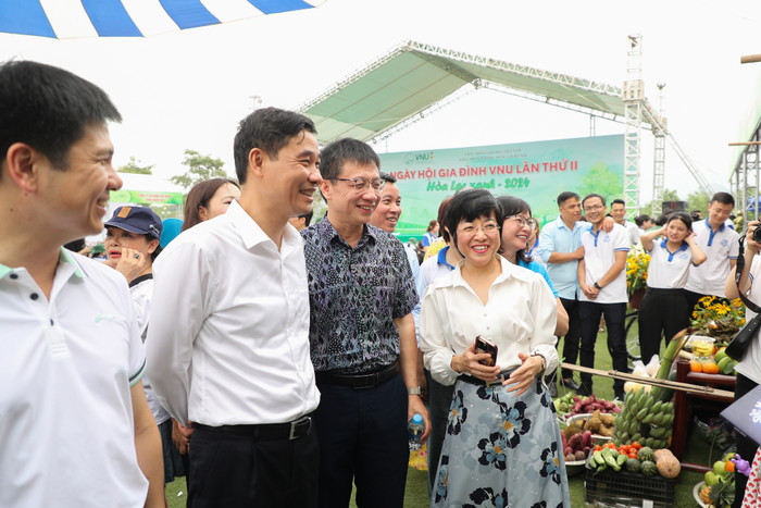 Chủ tịch Công đoàn Giáo dục Việt Nam Nguyễn Ngọc Ân (áo xám) đánh giá Ngày hội gia đình VNU một sân chơi lí tưởng, đầy tính sáng tạo, tiên phong cho ý tưởng tổ chức các ngày hội gia đình tại các trường đại học VNU - Ngay hoi gia dinh VNU 2024 (55).jpg