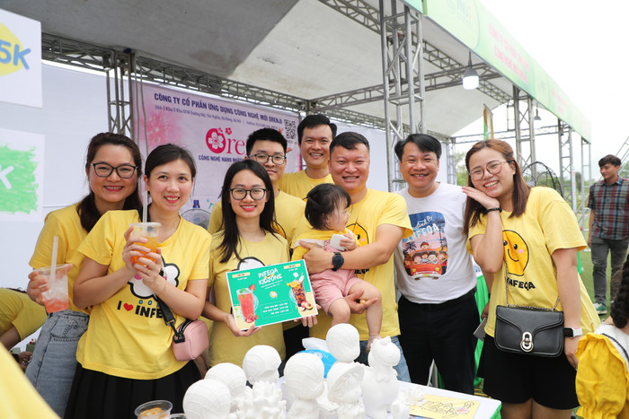 Sự kiện Ngày hội Gia đình VNU 2024 thu hút hàng nghìn thành viên là viên chức, người lao động và người thân công đoàn viên trong Đại học Quốc gia Hà Nội tham dự, trở thành một sân chơi bổ ích dành cho gia đình nhỏ của các thành viên trong đại gia đình lớn Đại học Quốc gia Hà Nội. VNU - Ngay hoi gia dinh VNU 2024 (38).jpg