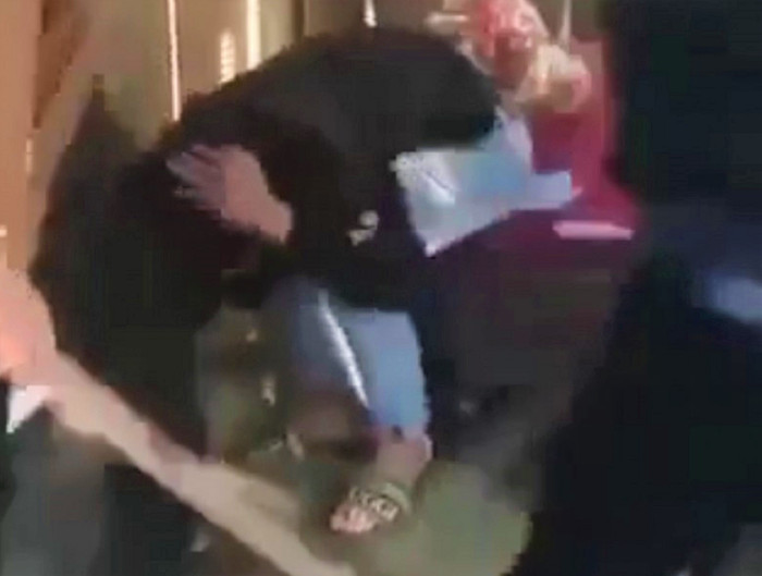 Nam sinh lớp 9 bị hành hung. Ảnh cắt từ clip Nam sinh lớp 9 bị hành hung. Ảnh cắt từ clip