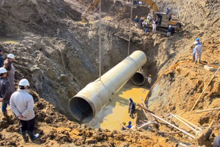 Ống nước sông Đà bị vỡ 5 lần. Ảnh: Báo Giao thông vận tải