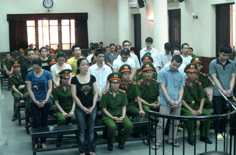 Các bị cáo được các cảnh sát bảo vệ tư pháp canh giữ trước vành móng ngựa Các bị cáo được các cảnh sát bảo vệ tư pháp canh giữ trước vành móng ngựa