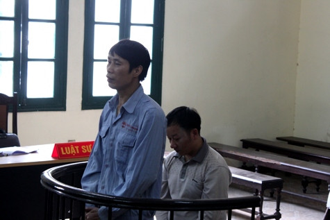 Các bị cáo Nhàn và Long trước vành móng ngựa Các bị cáo Nhàn và Long trước vành móng ngựa