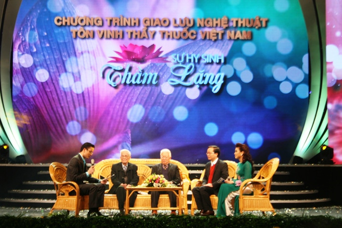 Nhà báo Hữu Thọ (ngồi thứ hai từ trái qua phải) giao lưu với chương trình Nhà báo Hữu Thọ (ngồi thứ hai từ trái qua phải) giao lưu với chương trình