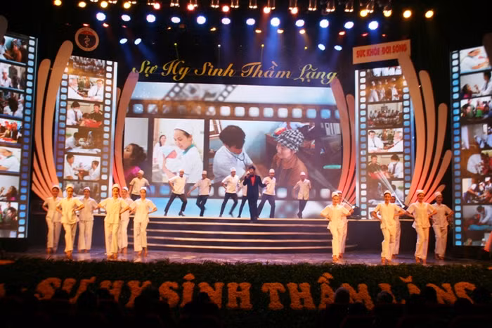 Chương trình nghệ thuật tôn vinh thầy thuốc Việt Nam và tổ chức trao giải cho cuộc thi viết chủ đề “Sự hy sinh thầm lặng” lần thứ 3. Chương trình nghệ thuật tôn vinh thầy thuốc Việt Nam và tổ chức trao giải cho cuộc thi viết chủ đề “Sự hy sinh thầm lặng” lần thứ 3.