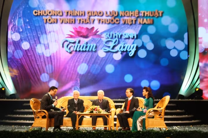 Nhà báo Hữu Thọ (ngồi thứ hai từ trái qua phải) giao lưu với chương trình Nhà báo Hữu Thọ (ngồi thứ hai từ trái qua phải) giao lưu với chương trình