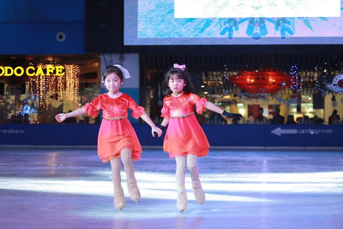 …mà còn là nơi cha mẹ có thể dành thời gian hướng dẫn các bé chập chững những bước đi đầu tiên trên sân băng. …mà còn là nơi cha mẹ có thể dành thời gian hướng dẫn các bé chập chững những bước đi đầu tiên trên sân băng.