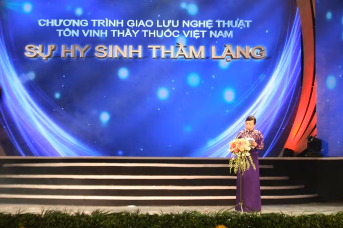 Trưởng ban chỉ đạo cuộc thi "Sự hy sinh thầm lặng" GS.TS.TTND. Nguyễn Thị Kim Tiến - Ủy viên BCH TW Đảng, Bộ trưởng Bộ Y tế. Trưởng ban chỉ đạo cuộc thi "Sự hy sinh thầm lặng" GS.TS.TTND. Nguyễn Thị Kim Tiến - Ủy viên BCH TW Đảng, Bộ trưởng Bộ Y tế.