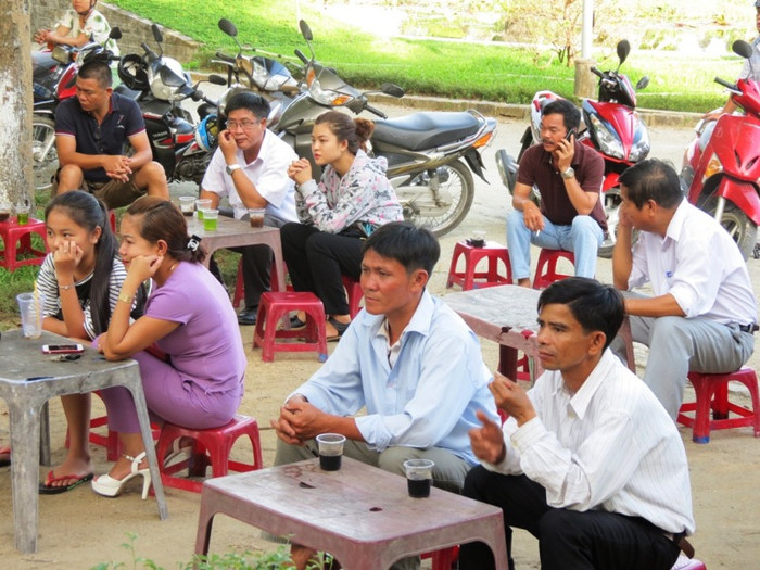 Phụ huynh ngồi đợi con làm bài thi bên ngoài hội đồng thi. Ảnh: TL Phụ huynh ngồi đợi con làm bài thi bên ngoài hội đồng thi. Ảnh: TL