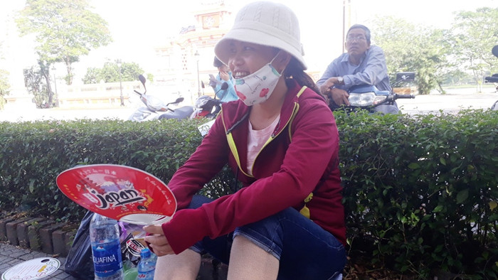 Thời tiết nắng nóng nên phụ huynh phải ngồi ở các bóng cây ven đường. Ảnh: TL Thời tiết nắng nóng nên phụ huynh phải ngồi ở các bóng cây ven đường. Ảnh: TL