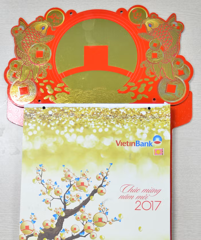 Hình ảnh cá chép vượt vũ môn kết với tiền cổ cách điệu trong logo VietinBank với ý niệm cầu chúc quý vị khách hàng, đối tác một năm mới an khang, thịnh vượng.