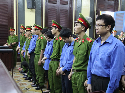 Vụ án Huyền Như và đồng phạm đưa ra xét xử nhận được sự ủng hộ lớn của nhân dân - ảnh nguồn Thanh Niên Vụ án Huyền Như và đồng phạm đưa ra xét xử nhận được sự ủng hộ lớn của nhân dân - ảnh nguồn Thanh Niên