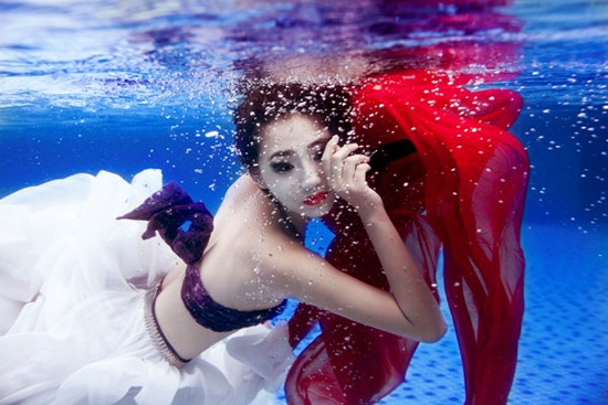 Sau hơn 4 tiếng làm việc liên tục dưới nước Trà My đã hoàn thành một bộ ảnh tuyệt đẹp: hài hòa về màu sắc, gương mặt biểu cảm, chuyên nghiệp trong cách thể hiện. (Theo NS)