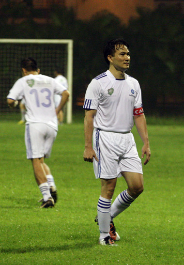 Chi Bảo cực kì hâm mộ bóng đá và đã thành lập câu lạc bộ bóng đá Hiểu về trái tim với rất nhiều nghệ sĩ tham gia. (Ảnh: Dân Trí)