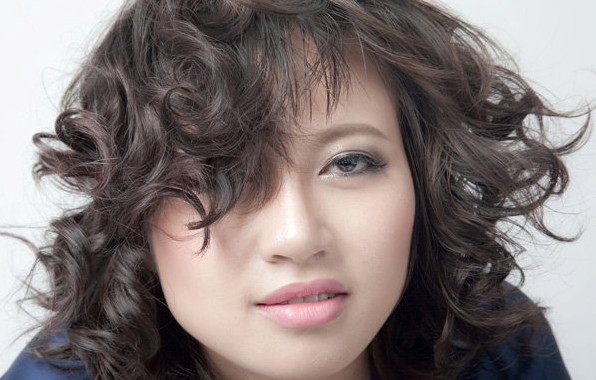 Sau một thời gian vào Nam sinh sống, Khánh Linh chia sẻ: "Tôi chọn cho mình cách sống phong lưu. Với tôi, sống phong lưu là sống tử tế với bản thân mình và những người xung quanh, không tính toán, không tự gây áp lực, không quan trọng tiền nong...Hai năm nay tôi sống nhà thuê và thấy hoàn toàn thoải mái về điều đó".