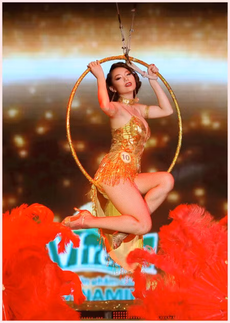 Ở tuần 8, Minh Hằng lại có một tiết mục khiêu vũ mà theo giám khảo Chí Anh là 'chuẩn không cần chỉnh'. Minh Hằng xinh đẹp rạng ngời từ trên cao tiếp xuống mắt đất để thể hiện một bài nhảy quá hoàn hảo quá tuyệt vời. Tuy nhiên...