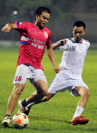 Danh hài Thành Trung luôn hết mình trên sân cỏ. (Ảnh: Vnexpress)