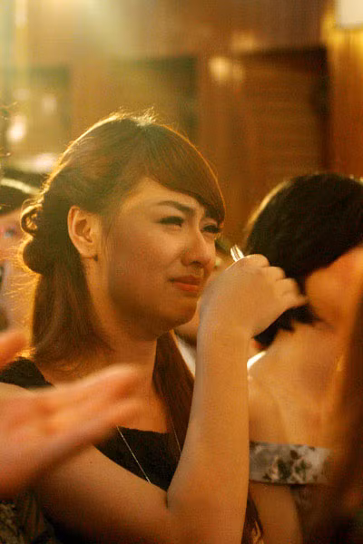 Cô bé lớn trước tuổi Hồng Quế còn mắc vào nghi án tình cảm, yêu đương với ít nhất 3 chàng trai trong showbiz Việt. Đây là hình ảnh Hồng Quế khóc như mưa khi nghe Tuấn Hưng hát Tìm lại bầu trời. (Ảnh: 24h)