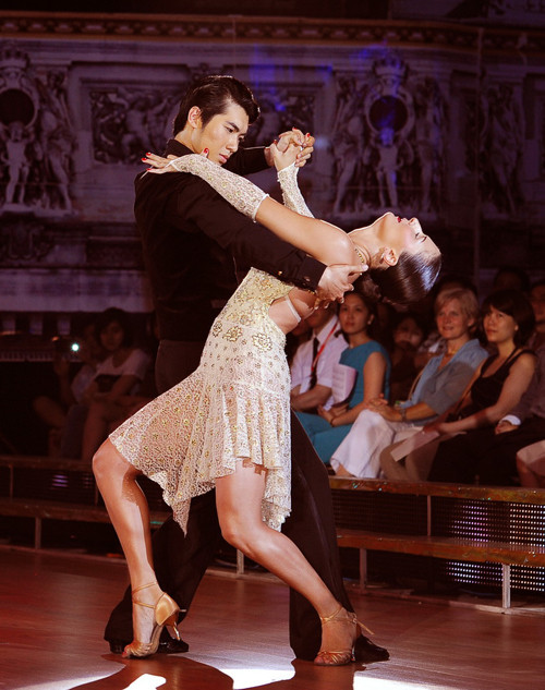 Và trong đêm bán kết quyết định vừa qua, Nam Thành tiếp tục khiêu vũ thành công hơn cả mong đợi. Điệu Tango Argentina đúng chất và điệu Paso doble nóng bỏng khiến Ban giám khảo cũng như khán giả 'đứng ngồi không yên' với Trương Nam Thành.