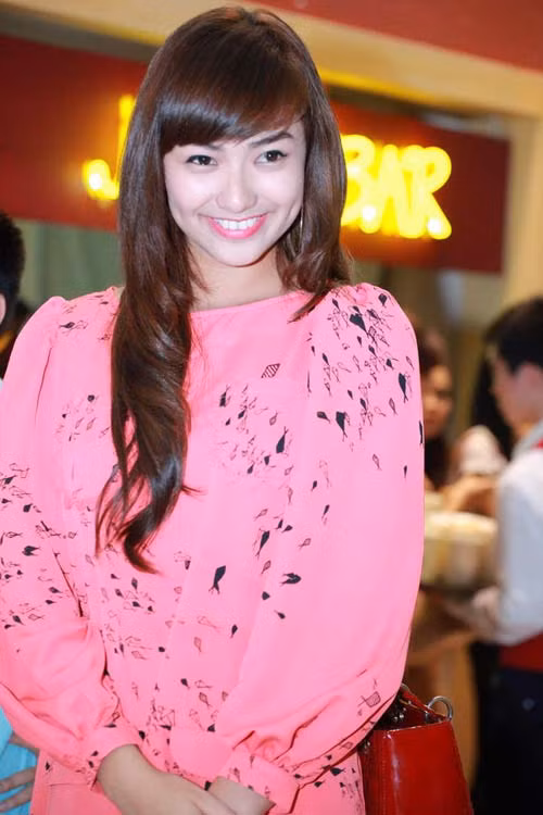 Với chiều cao 1m79, gương mặt sáng, đôi mắt to, nụ cười tươi, Hồng Quế từng ước mơ được tham gia Hoa hậu Việt Nam nhưng có lẽ với tất cả nhưng scandal trong thời gian vừa qua thì Hồng Quế đã đánh mất rất nhiều niềm tin của người hâm mộ vốn ban đầu dành cho cô...