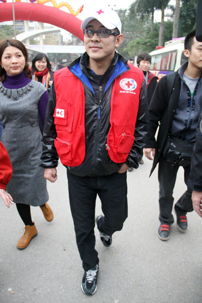 Trong trang phục giản dị: áo, mũ đồng phục của Hội chữ thập đỏ, giày thể thao, đeo kính đen, Lý Liên Kiệt luôn nở nụ cười rất thân thiện, gần gũi với mọi người.(Ảnh: Thể thao văn hóa) Trong trang phục giản dị: áo, mũ đồng phục của Hội chữ thập đỏ, giày thể thao, đeo kính đen, Lý Liên Kiệt luôn nở nụ cười rất thân thiện, gần gũi với mọi người.(Ảnh: Thể thao văn hóa)