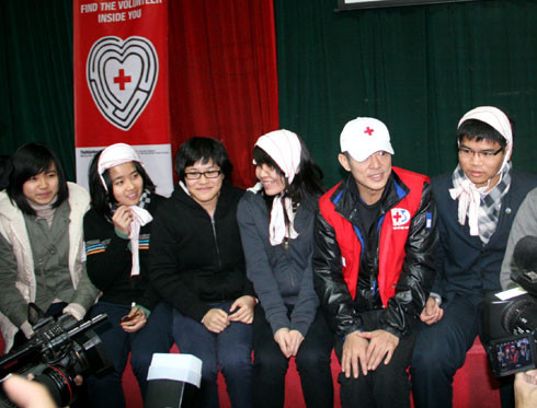 Chụp ảnh lưu niệm cùng các bạn học sinh trường Trung học Chu Văn An. (Ảnh: Dân Việt) Chụp ảnh lưu niệm cùng các bạn học sinh trường Trung học Chu Văn An. (Ảnh: Dân Việt)