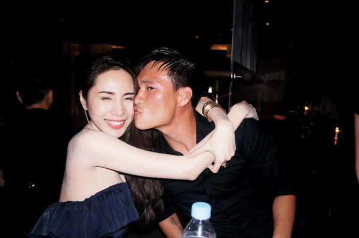 Phớt lơ dư luận, họ vẫn yêu nhau và không ngần ngại thể hiện tình cảm.(Ảnh: Ngôi sao) Phớt lơ dư luận, họ vẫn yêu nhau và không ngần ngại thể hiện tình cảm.(Ảnh: Ngôi sao)