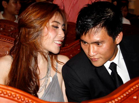 Thủy Tiên và Công Vinh lần đầu tiên xuất hiện công khai là tại lễ trao giải Quả bóng vàng 2008. (Ảnh: Vnexpress) Thủy Tiên và Công Vinh lần đầu tiên xuất hiện công khai là tại lễ trao giải Quả bóng vàng 2008. (Ảnh: Vnexpress)