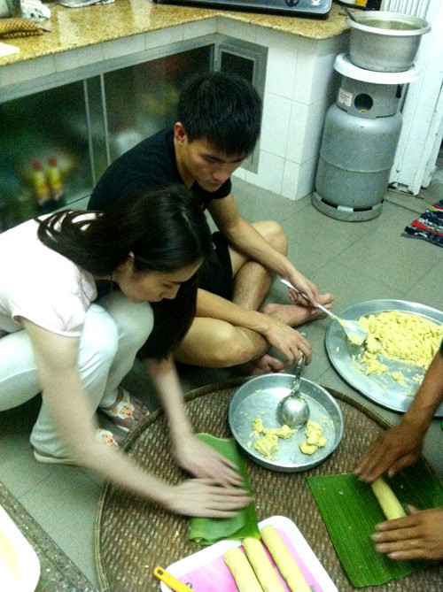 Tết vừa rồi, Công Vinh đã về quê Thủy Tiên và cùng gia đình Thủy Tiên làm bánh tét .(Ảnh:Ione) Tết vừa rồi, Công Vinh đã về quê Thủy Tiên và cùng gia đình Thủy Tiên làm bánh tét .(Ảnh:Ione)