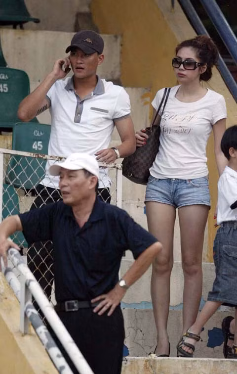 Cũng từ đó, Thủy Tiên - Công Vinh xuất hiện cùng nhau nhiều hơn.. Thậm chí có lần, Công Vinh bị đồng đội khiển trách vì phá kỉ luật để đi sinh nhật bạn cùng Thủy Tiên. Cũng từ đó, Thủy Tiên - Công Vinh xuất hiện cùng nhau nhiều hơn.. Thậm chí có lần, Công Vinh bị đồng đội khiển trách vì phá kỉ luật để đi sinh nhật bạn cùng Thủy Tiên.