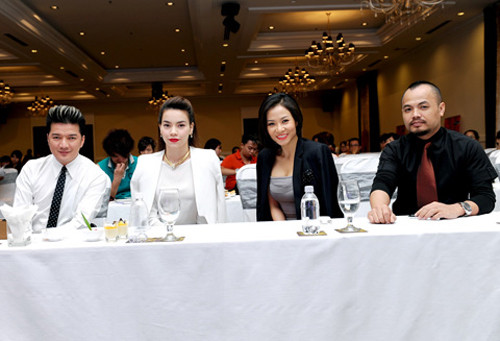 Giọng hát Việt là chương trình được mua phiên bản từ Hà Lan. Lần đầu tiên 'thử nghiệm' ở Việt Nam, chương trình thực sự tạo được tiếng vang khi bộ tứ quyền lực là những tên tuổi lớn như Đàm Vĩnh Hưng, Hồ Ngọc Hà, Thu Minh, Trần Lập. (Theo ANTĐ)