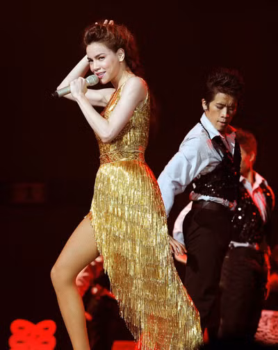 Bộ váy sexy, quyến rũ của Minh Hằng bị quy án đạo lại của nữ ca sĩ xinh đẹp Hồ Ngọc Hà. Bộ trang phục này đã được Hồ Ngọc Hà mặc trong Live Concert diễn ra hồi cuối năm 2011.