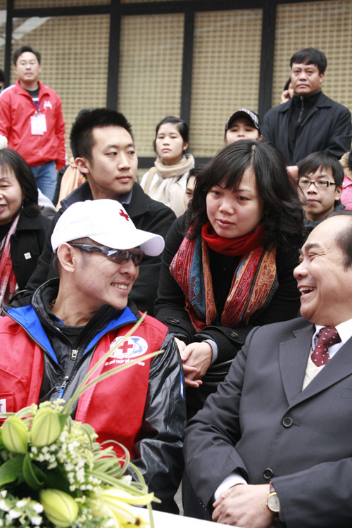 Dù thời gian lưu lại Việt Nam không dài nhưng Lý Liên Kiệt đã để lại những ấn tượng tốt đẹp trong lòng người hâm mộ Việt. Lý Liên Kiệt - một ngôi sao giản dị, gần gũi, tích cực tham gia các hoạt động vì cộng đồng. (Ảnh: Thể thao văn hóa). Dù thời gian lưu lại Việt Nam không dài nhưng Lý Liên Kiệt đã để lại những ấn tượng tốt đẹp trong lòng người hâm mộ Việt. Lý Liên Kiệt - một ngôi sao giản dị, gần gũi, tích cực tham gia các hoạt động vì cộng đồng. (Ảnh: Thể thao văn hóa).