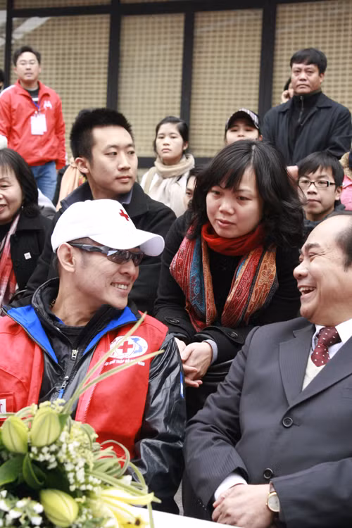 Dù thời gian lưu lại Việt Nam không dài nhưng Lý Liên Kiệt đã để lại những ấn tượng tốt đẹp trong lòng người hâm mộ Việt. Lý Liên Kiệt - một ngôi sao giản dị, gần gũi, tích cực tham gia các hoạt động vì cộng đồng. (Ảnh: Thể thao văn hóa).