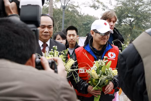 Sau khi đến Việt Nam và nghỉ ngơi trong một ngày, chiều ngày 21/1/2011, Lý Liên Kiệt thăm trụ sở Trung Ương hội chữ thập đỏ Việt Nam. Sáng ngày 22/1, ngôi sao phim 'Vua Kungfu' cùng tham gia phát động hiến máu trong chương trình Lễ hội Xuân Hồng diễn ra tại công viên Tuổi Trẻ Hà Nội.(Ảnh: Dân Việt)