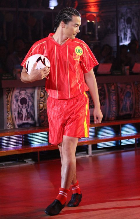 Giống như Anh Khoa, Ngọc Ngoan mặc trang phục bóng đá và xuất hiện trên sân khấu Bước nhảy hoàn vũ cùng trái bóng. (Ảnh: Lý Võ Phú Hưng)