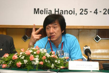 Thành Long lần đầu đến Việt Nam là vào năm 2005. Khi đó anh là đại sứ của UNICEF, đến Việt Nam tham gia các hoạt động tình nguyện tuyên truyền, giúp đỡ các bệnh nhân bị HIV/AIDS. Cũng trong thời gian này, Thành Long nhận lời tham gia một vai diễn trong tập phim nói về HIV/AIDS có thời lượng 30 phút, thuộc series phim tài liệu 'Ngày mai là của tôi và của các bạn' của đạo diễn Phạm Hoàng Nam. Phần diễn xuất của Thành Long kéo dài 10 phút. Thành Long lần đầu đến Việt Nam là vào năm 2005. Khi đó anh là đại sứ của UNICEF, đến Việt Nam tham gia các hoạt động tình nguyện tuyên truyền, giúp đỡ các bệnh nhân bị HIV/AIDS. Cũng trong thời gian này, Thành Long nhận lời tham gia một vai diễn trong tập phim nói về HIV/AIDS có thời lượng 30 phút, thuộc series phim tài liệu 'Ngày mai là của tôi và của các bạn' của đạo diễn Phạm Hoàng Nam. Phần diễn xuất của Thành Long kéo dài 10 phút.