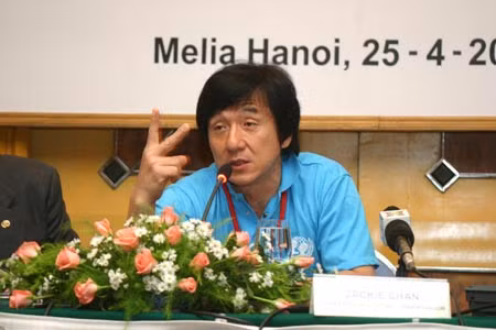 Thành Long lần đầu đến Việt Nam là vào năm 2005. Khi đó anh là đại sứ của UNICEF, đến Việt Nam tham gia các hoạt động tình nguyện tuyên truyền, giúp đỡ các bệnh nhân bị HIV/AIDS. Cũng trong thời gian này, Thành Long nhận lời tham gia một vai diễn trong tập phim nói về HIV/AIDS có thời lượng 30 phút, thuộc series phim tài liệu 'Ngày mai là của tôi và của các bạn' của đạo diễn Phạm Hoàng Nam. Phần diễn xuất của Thành Long kéo dài 10 phút.