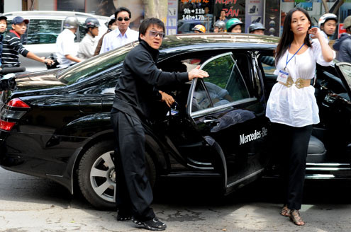 Cuối năm 2009, Thành Long đến Việt Nam lần thứ hai với tư cách đại sứ thiện chí của tổ chức Operation Smile (tổ chức phẫu thuật sứt môi, hở hàm ếch để mang lại nụ cười cho các em nhỏ). (Ảnh: Hoàng Hà) Cuối năm 2009, Thành Long đến Việt Nam lần thứ hai với tư cách đại sứ thiện chí của tổ chức Operation Smile (tổ chức phẫu thuật sứt môi, hở hàm ếch để mang lại nụ cười cho các em nhỏ). (Ảnh: Hoàng Hà)