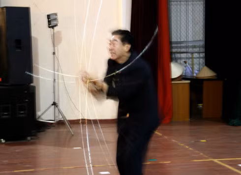 Tôn Ngộ Không thể hiện màn múa gậy cực kỳ điêu luyện tại trường Đại học Văn hóa.