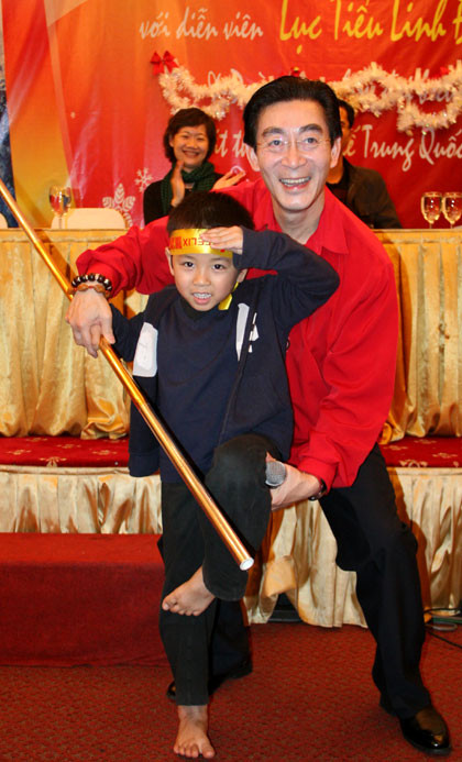 Chiều 25/12/2010, diễn viên Lục Tiểu Linh Đồng có buổi gặp gỡ, giao lưu với các fan nhí tại khách sạn Bảo Sơn (Hà Nội). Bằng sự thân thiện, hài hước, “Tề Thiên Đại Thánh” nhanh chóng hâm nóng bầu không khí tại hội trường khách sạn. Ảnh: V.T