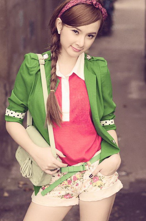 Sau vụ bê bối chia tay với bạn trai lớn tuổi, Angela Phương Trinh lại dính nghi án đạo nhạc.Ca khúc Ngại ngùng nằm trong album My boy phát hành cách đây khá lâu của Phương Trinh bất ngờ bị cư dân mạng mổ xẻ . Theo đó có nhiều ý kiến cho rằng, Ngại ngùng là hàng đạo từ ca khúc Shady Girl của nhóm nhạc Hàn Quốc Sistar. (Ảnh: xã luận) Sau vụ bê bối chia tay với bạn trai lớn tuổi, Angela Phương Trinh lại dính nghi án đạo nhạc.Ca khúc Ngại ngùng nằm trong album My boy phát hành cách đây khá lâu của Phương Trinh bất ngờ bị cư dân mạng mổ xẻ . Theo đó có nhiều ý kiến cho rằng, Ngại ngùng là hàng đạo từ ca khúc Shady Girl của nhóm nhạc Hàn Quốc Sistar. (Ảnh: xã luận)