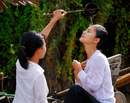 Cuối cùng cô vẫn phải một mình ra đi, phải trả giá cho cuộc đời 'bán thân xác' của mình. Cuối cùng cô vẫn phải một mình ra đi, phải trả giá cho cuộc đời 'bán thân xác' của mình.