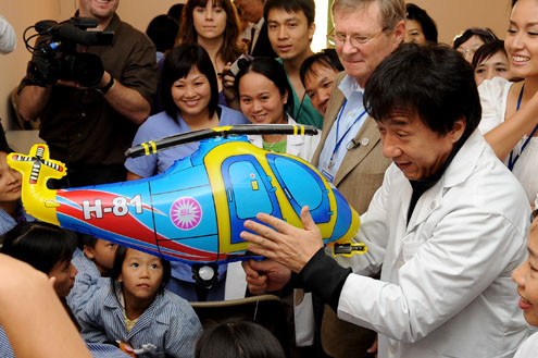 Thành Long cũng rất gần gũi khi chơi đùa để dỗ một em nhỏ nín khóc. (Ảnh: VNE) Thành Long cũng rất gần gũi khi chơi đùa để dỗ một em nhỏ nín khóc. (Ảnh: VNE)