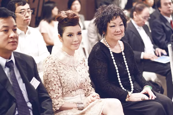 Lý Nhã Kỳ cùng mẹ nuôi tỷ phú người Hong Kong tham gia Hội thảo về Du lịch Việt Nam. Mẹ nuôi của Lý Nhã Kỳ chính là chủ nhân thương hiệu kim cương đắt tiền mà cô đang kinh doanh ở Việt Nam. (Theo Vnexpress)