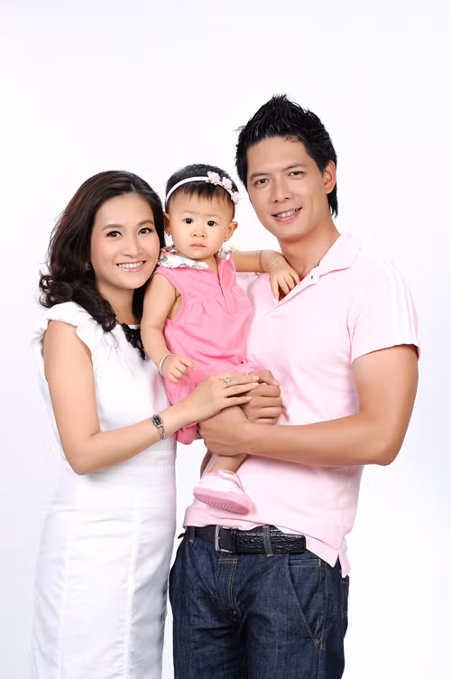 Bình Minh vui mừng cho biết, cô con gái mới sinh nặng 3,3 kg và có khuôn mặt giống hệt bố, đặc biệt là cái má lúm đồng tiền. Vợ chồng anh vẫn chưa nghĩ được tên để đặt cho con, nhưng ở nhà thì bé sẽ có tên là Chuồn Chuồn. (Theo Vietnamnet) Bình Minh vui mừng cho biết, cô con gái mới sinh nặng 3,3 kg và có khuôn mặt giống hệt bố, đặc biệt là cái má lúm đồng tiền. Vợ chồng anh vẫn chưa nghĩ được tên để đặt cho con, nhưng ở nhà thì bé sẽ có tên là Chuồn Chuồn. (Theo Vietnamnet)