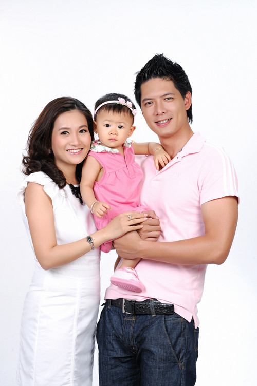 Bình Minh vui mừng cho biết, cô con gái mới sinh nặng 3,3 kg và có khuôn mặt giống hệt bố, đặc biệt là cái má lúm đồng tiền. Vợ chồng anh vẫn chưa nghĩ được tên để đặt cho con, nhưng ở nhà thì bé sẽ có tên là Chuồn Chuồn. (Theo Vietnamnet)