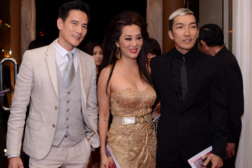 MC Nguyễn Cao Kỳ Duyên được ban trai (vest trắng) tháp tùng đi dự tiệc. Cả hai hầu như không rời nhau nửa bước.