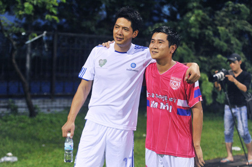 MC, diễn viên, người mẫu Bình Minh cùng nhạc sĩ Hồ Hoài Anh trong một trận đấu giao lưu. (Ảnh:Vnexpress)