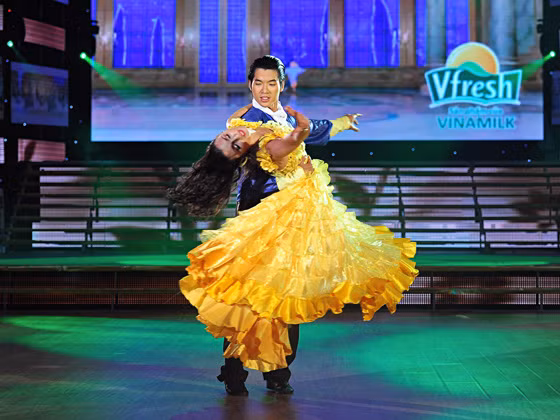 Đến đêm thứ 2, dù đã cố gắng mềm mại hơn với điệu valse trên nền ca khúc lãng mạn A time for us. Nhưng anh vẫn chưa có gì xuất sắc, nổi bật và chỉ may mắn đứng ở Top an toàn.Giám khảo xinh đẹp Khánh Thi cho rằng những bước nhảy của Nam Thành vẫn còn nặng nề.