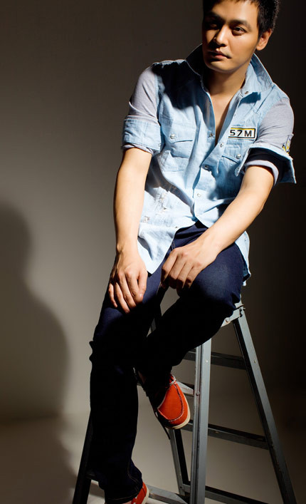 Năm nay, Vietnam Idol và Giọng hát Việt có thời gian diễn ra trùng nhau và bất ngờ khi MC Phan Anh không tiếp tục đảm nhận vai trò người dẫn chương trình của Vietnam Idol như những mùa trước. Anh đã chọn chương trình Giọng hát Việt lần đầu tiên được tổ chức ở Việt Nam.